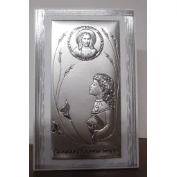 OBRAZEK SREBRNY PAMIĄTKA PIERWSZEJ KOMUNII ŚWIĘTEJ NA JASNYM DREWNIE – DZIEWCZYNKA